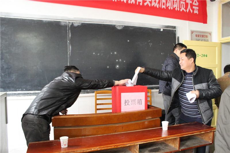 与会代表对学院领导班子和全院的作风建设情况进行民主测评