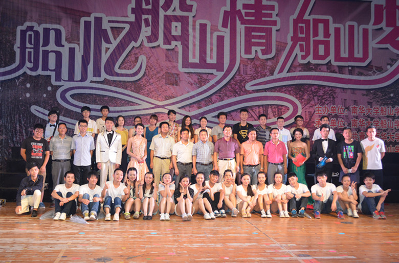 参演学生与老师合影留念