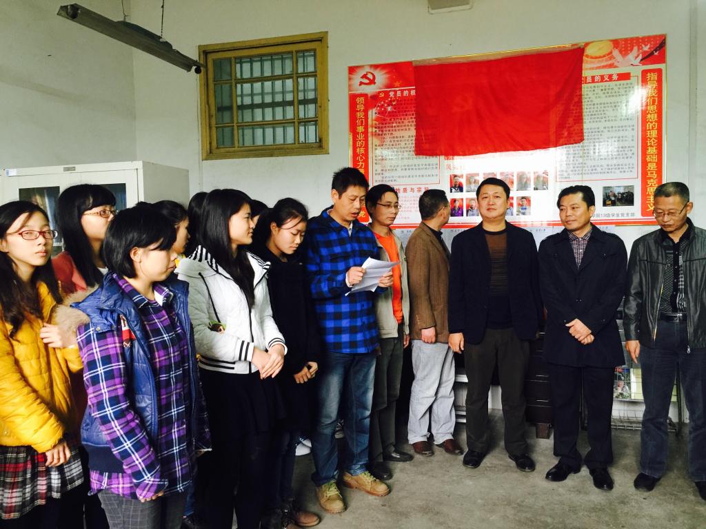 仪式第一项：2013级学生党支部肖维华老师为“党员之家”的成立作简要介绍