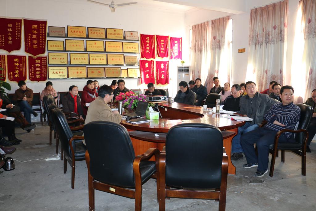 船山学院全体教职工正认真听取讲座