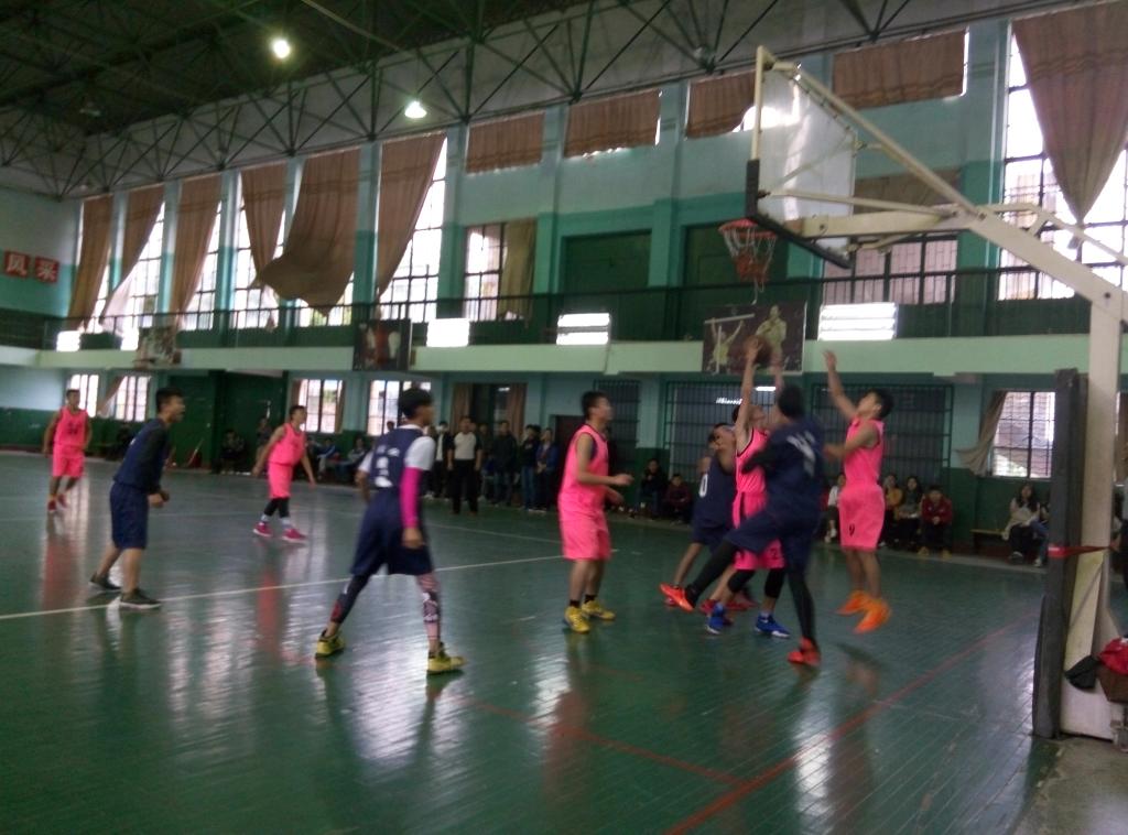 14级篮球队对战15级篮球队比赛