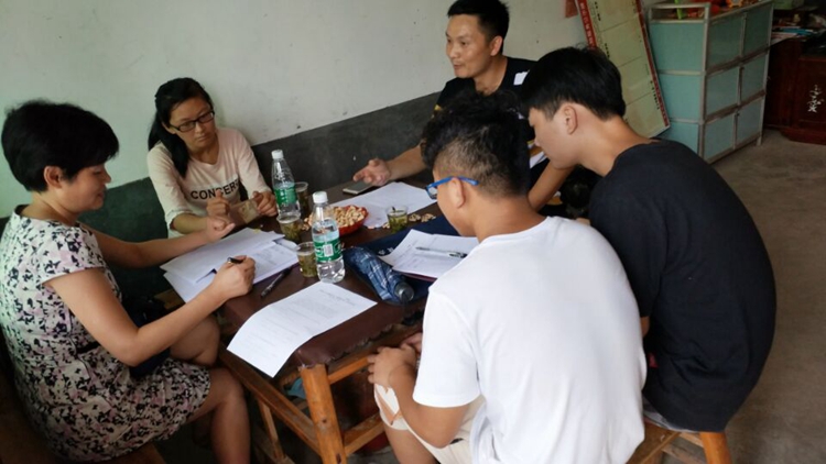 刘海涛老师在现场核实数据