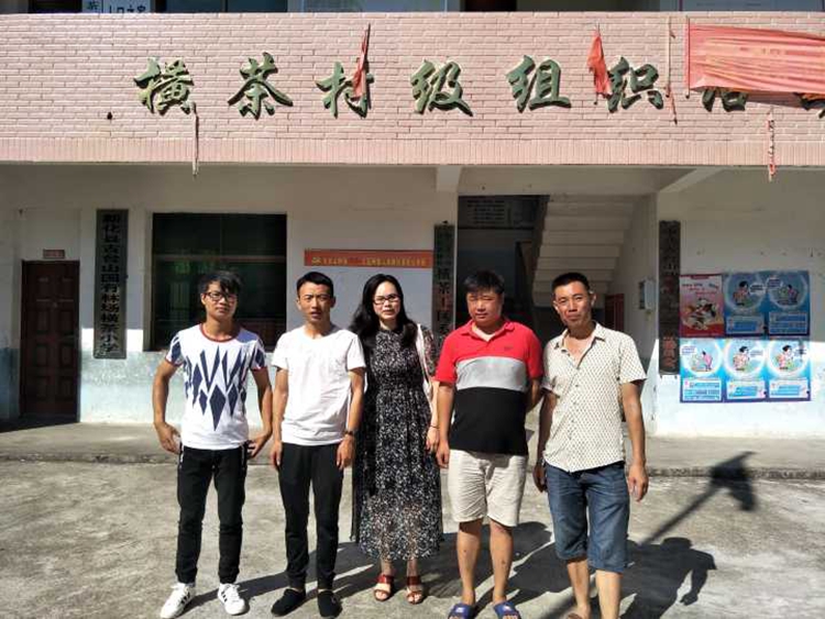 王璇老师与村干部在一起