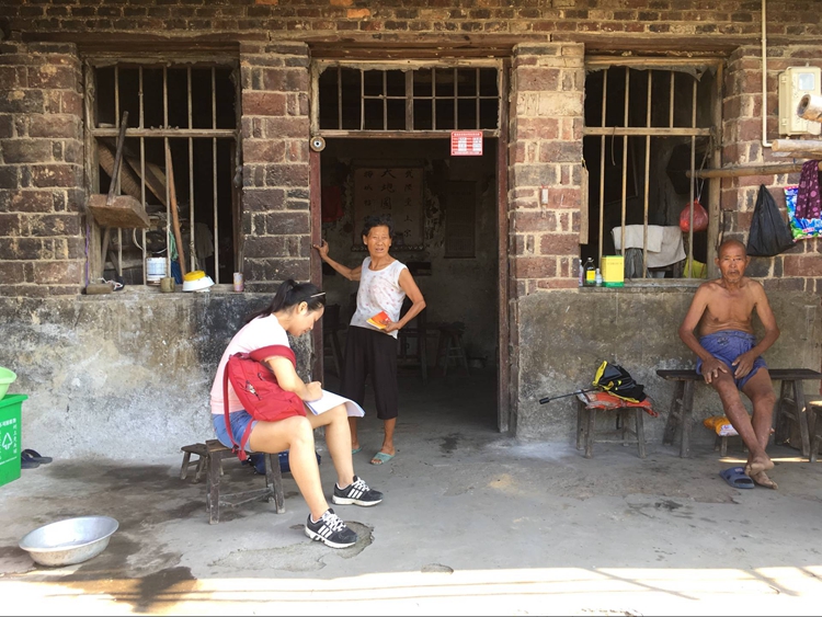 曹霞老师在贫困户调查