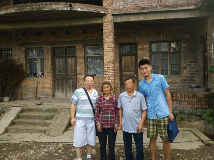 蒋卫军老师与贫困户在一起