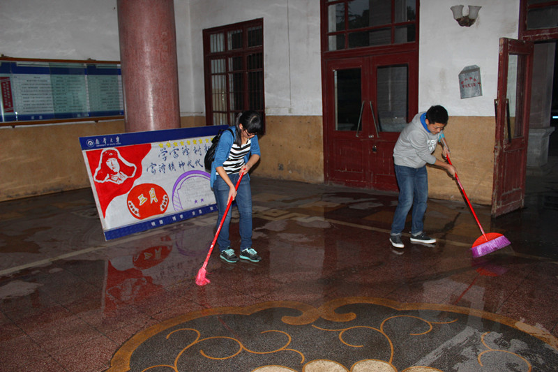 夜幕降临,大家依然坚守。