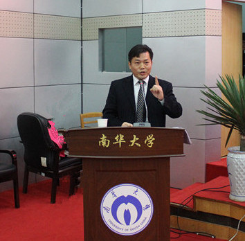 图为太阳集团tyc151党委书记龙志坚老师在大会上发表重要讲话。