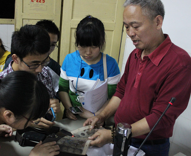 肖老师拿出自己收藏已久的铜钱向大家展示