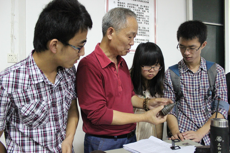 肖老师在给大家讲解这枚炸弹定时器的故事