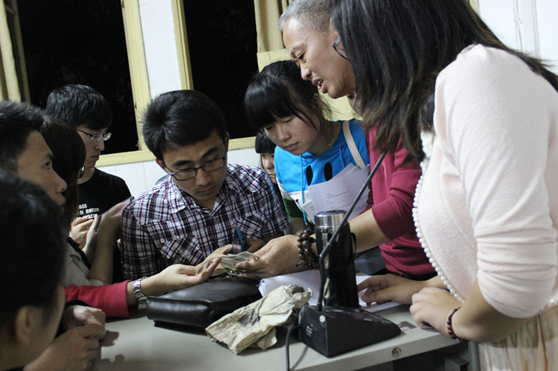 肖老师给大家讲解他所带来的藏品的历史