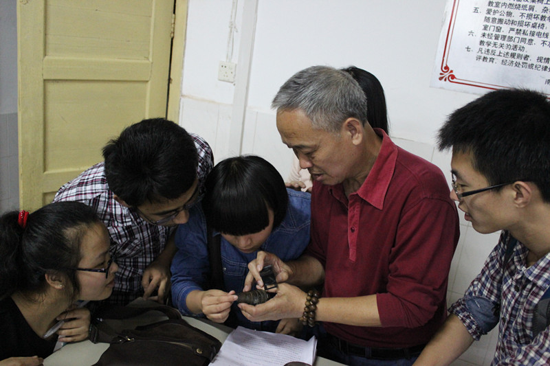 大家被肖老师手里的二战中的炸弹定时器所吸引