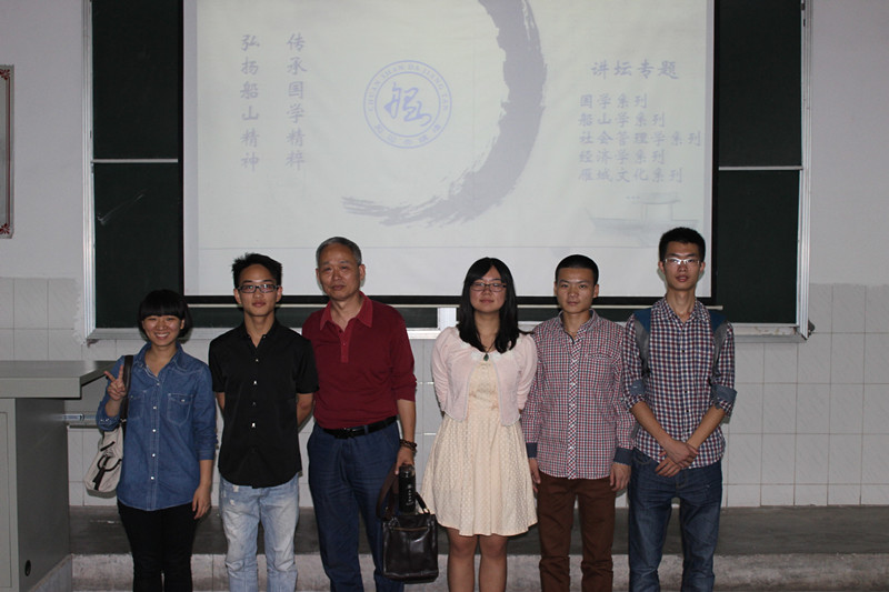 肖老师与团学工作人员合影留念